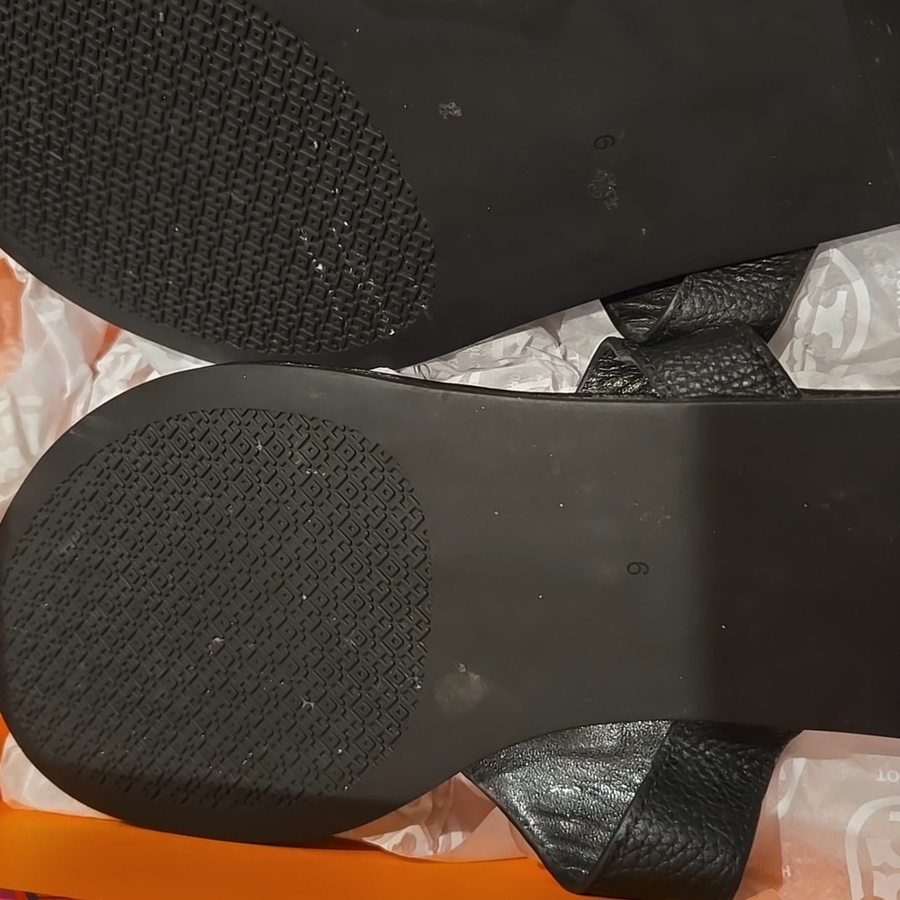 Tory Burch Black Thong Sandals with Gold Emblem - Picture 4 of 4